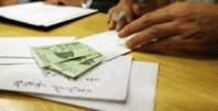 Manejo de dinero. Fuente: USIP (htt p://www.usip.org/) paz1