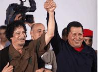 Muammar al Gadafi y el presidente v enezolano, Hugo Chávez, en una de s us varias reuniones. (estadodesitua ción.com.uy) reaccion1
