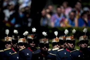 TOPSHOTS-Spanish-soldiers-parade-during