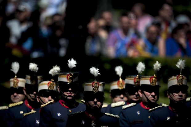 TOPSHOTS-Spanish-soldiers-parade-during