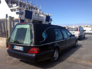 Un coche fúnebre transporta a una de las víctimas del naufragio en el Canal de Sicilia. PASQUALE CLAUDIO MONTANA LAMPO/EFE