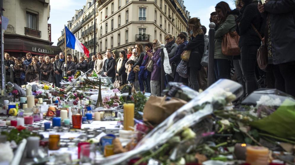 Francia recuerda en silencio a las víctimas de los atentados. (EFE)