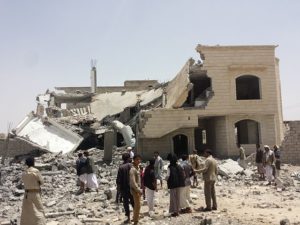Casa destruida al sur de Saná tras los bombardeos aéreos (12/6/2015). Foto: Ibrahem Qasim (trabajo propio) vía Wikimedia Commons. Licencia Creative Commons Reconocimiento-CompartirIgual.