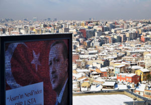 Imagen de Recep Tayyip Erdoğan, presidente de Turqu&iacute;a, en una valla publicitaria en Estambul. Foto: Vladimir Varfolomeev / Flickr. Licencia Creative Commons Reconocimiento-NoComercial.