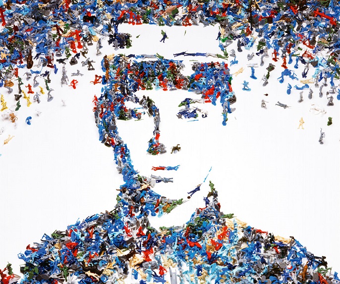Detalle de Soldado de juguete, serie Mónadas (2003). Obra de Vik Muniz. Imagen vía oddi7y.