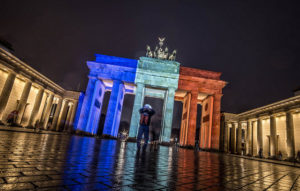 Puerta de Brandeburgo iluminada con los colores de la bandera francesa tras los ataques de Par&iacute;s en noviembre de 2015. Foto: Ian Insch / Flickr (CC BY-NC 2.0).