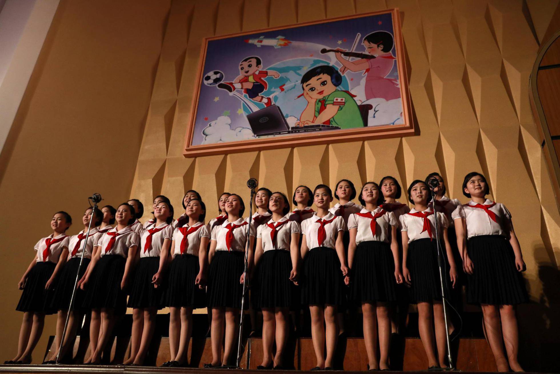 Jóvenes norcoreanas cantan durante su actuación en el Palacio de los Niños Mangyongdae en Pyongyang. HOW HWEE YOUNG EFE