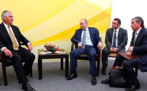 Rex Tillerson y Vladimir Putin, durante la visita del primero a Mosc&uacute; en 2012 como presidente y CEO de ExxonMobil. Foto: Kremlin.ru (CC BY 4.0).