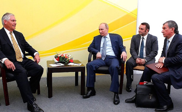 Rex Tillerson y Vladimir Putin, durante la visita del primero a Moscú en 2012 como presidente y CEO de ExxonMobil. Foto: Kremlin.ru (CC BY 4.0).
