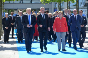 Donald Trump (presidente de EEUU), Jens Stoltenberg (Secretario General de la OTAN) y Angela Merkel (Canciller Federal de Alemania) en la reuni&oacute;n de jefes de Estado y de Gobierno de la OTAN. Foto: &copy;NATO / Flickr.
