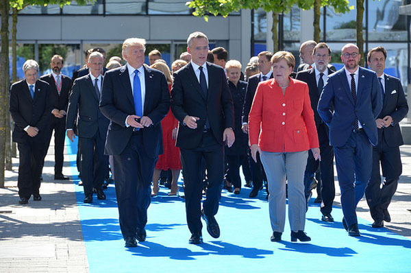 Donald Trump (presidente de EEUU), Jens Stoltenberg (Secretario General de la OTAN) y Angela Merkel (Canciller Federal de Alemania) en la reuni&oacute;n de jefes de Estado y de Gobierno de la OTAN. Foto: &copy;NATO / Flickr.