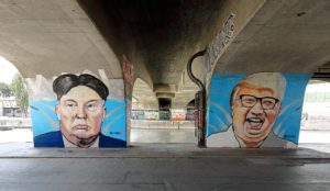 1024px Wien Donald Trump und Kim Jong un Graffiti von Lush Sux